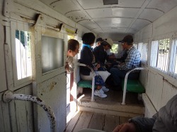 電車内。とにかく狭い