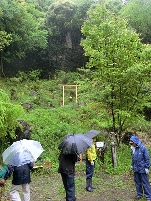 山の神も雨に濡れて