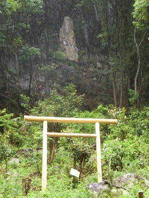 雨に濡れる山の神