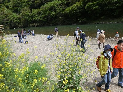 河原で遊ぶ