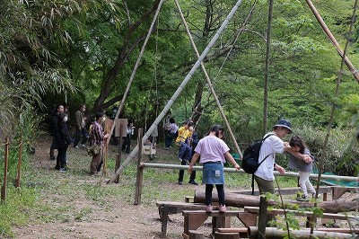 ブランコや平均台で遊ぶ