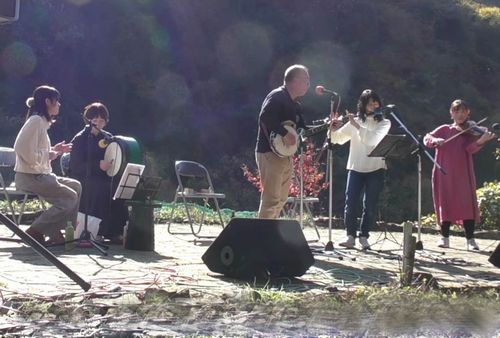 月の中のステージ