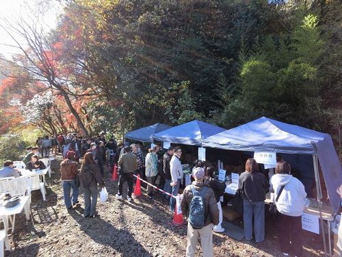 奥村製菓さんのお客さまでできた行列。