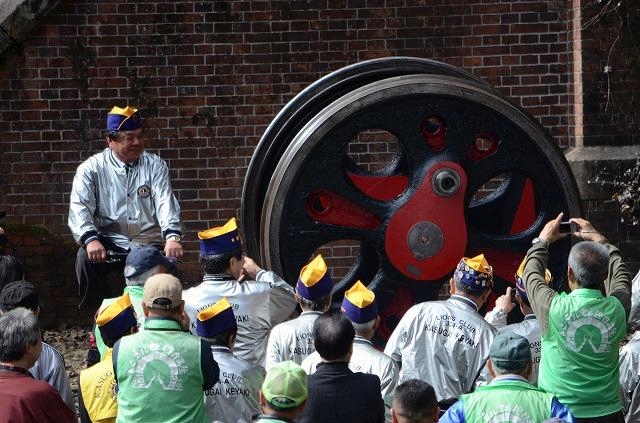 除幕式にて動輪の試乗