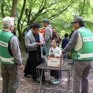 受付で見学料を払う