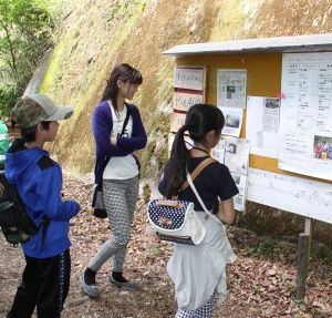 受付の展示パネルを見る