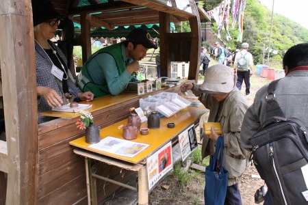 トンネルのブース店先